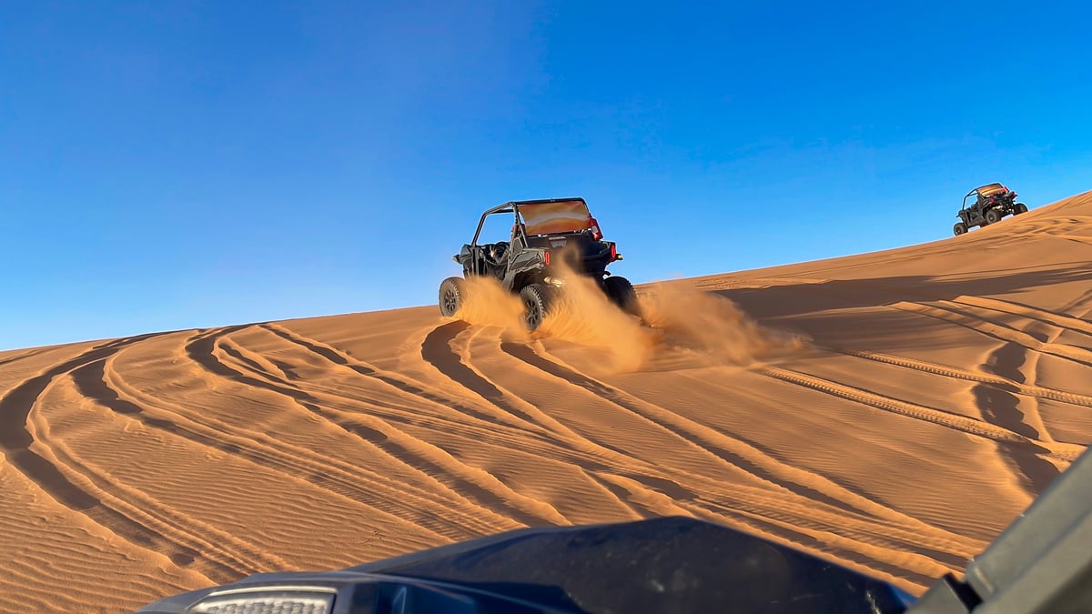 Vehículo todoterreno Polaris RZR en dunas de arena