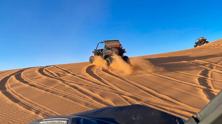 Polaris RZR 1000 dune buggy en dunas del desierto de Dubai — más vendido en Buggy Dunes
