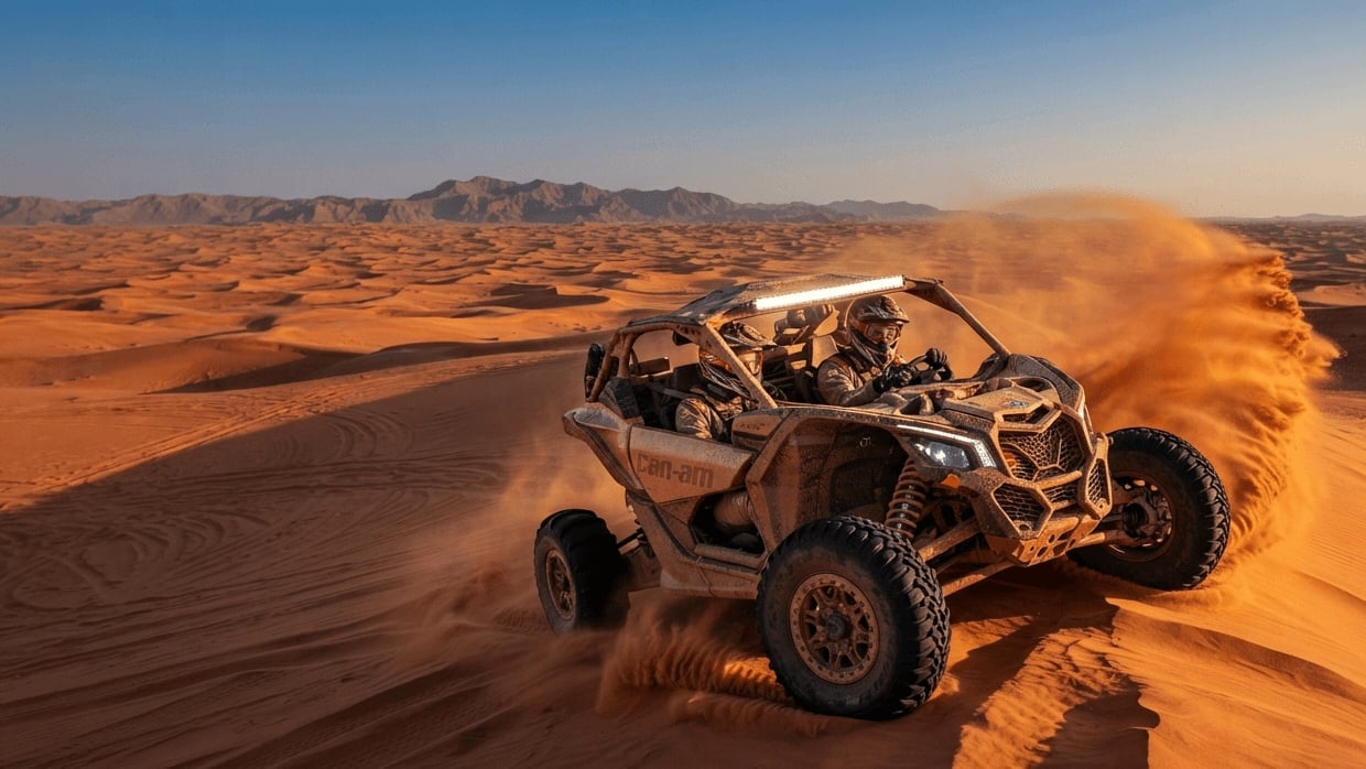 Buggy todoterreno corriendo por las dunas del desierto con nube de polvo bajo un cielo azul despejado